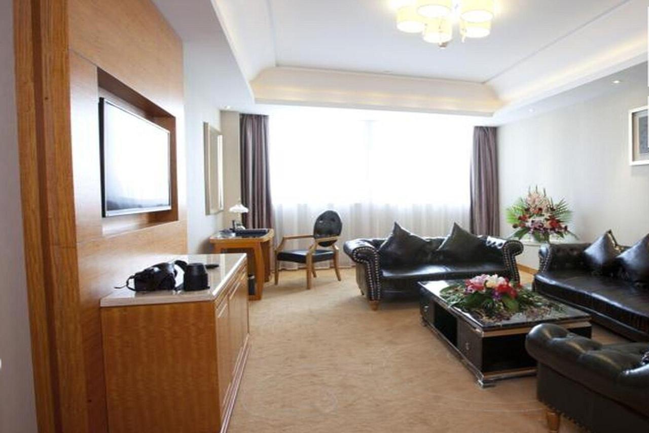 Friend Hotel Шанхай Екстериор снимка
