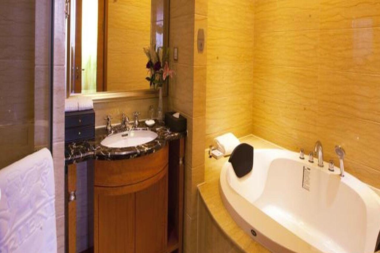 Friend Hotel Шанхай Екстериор снимка