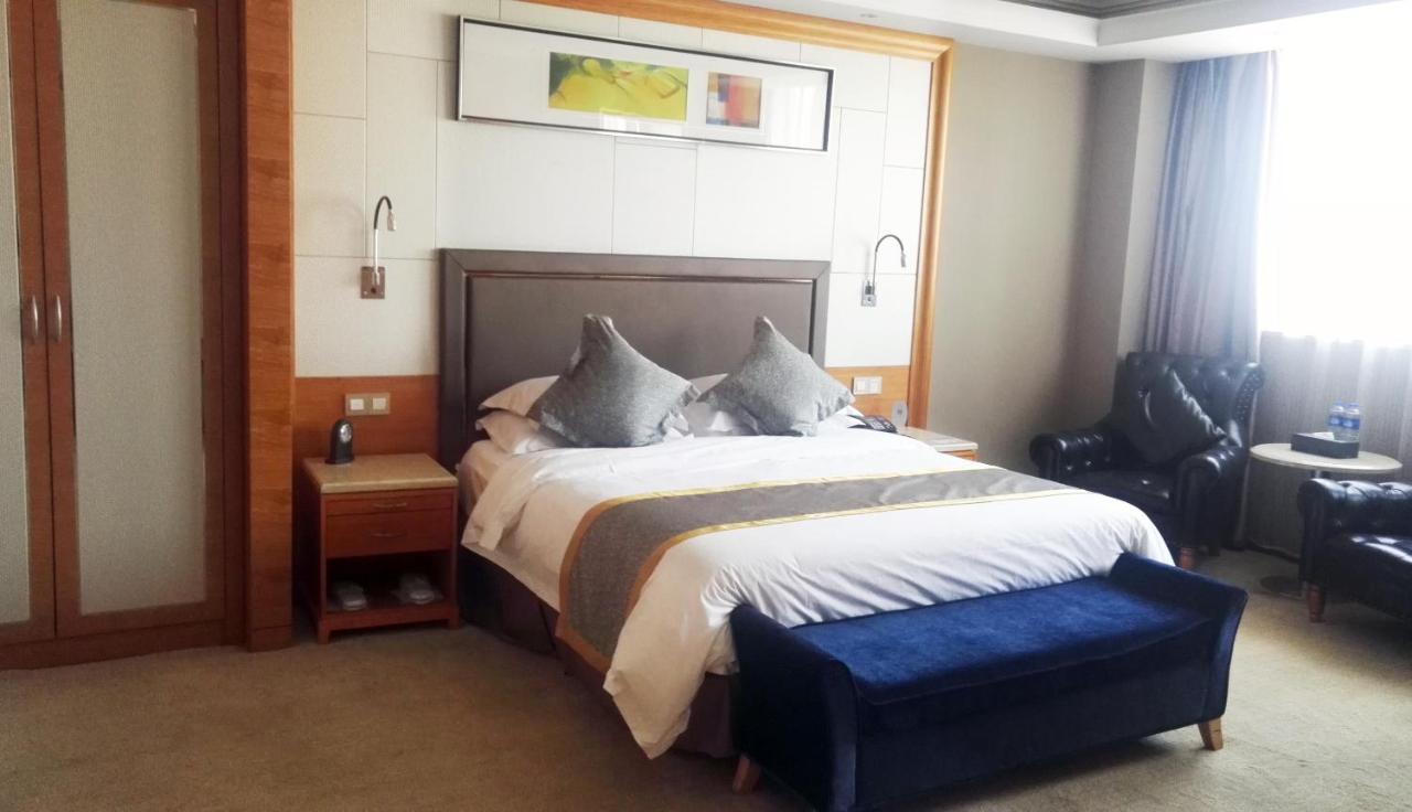 Friend Hotel Шанхай Екстериор снимка