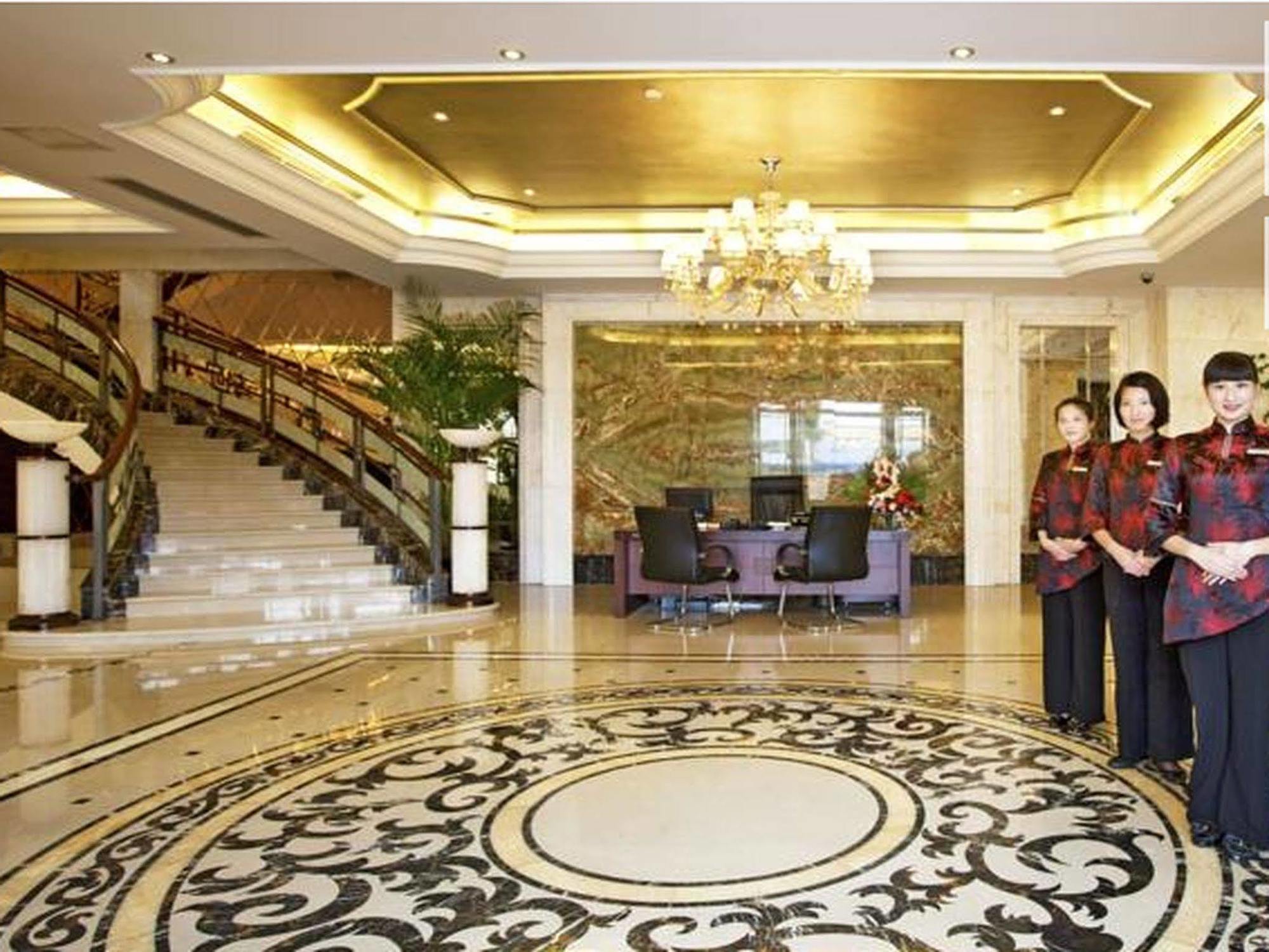 Friend Hotel Шанхай Екстериор снимка