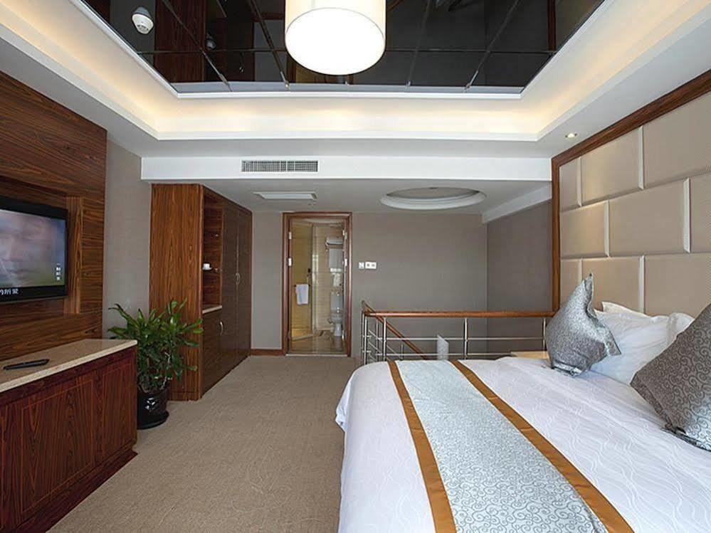 Friend Hotel Шанхай Екстериор снимка