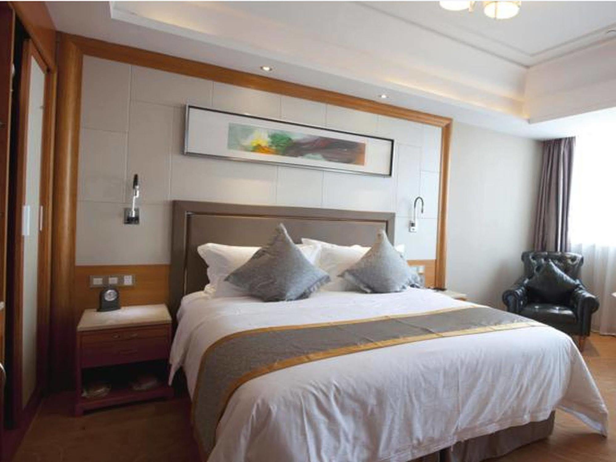 Friend Hotel Шанхай Екстериор снимка