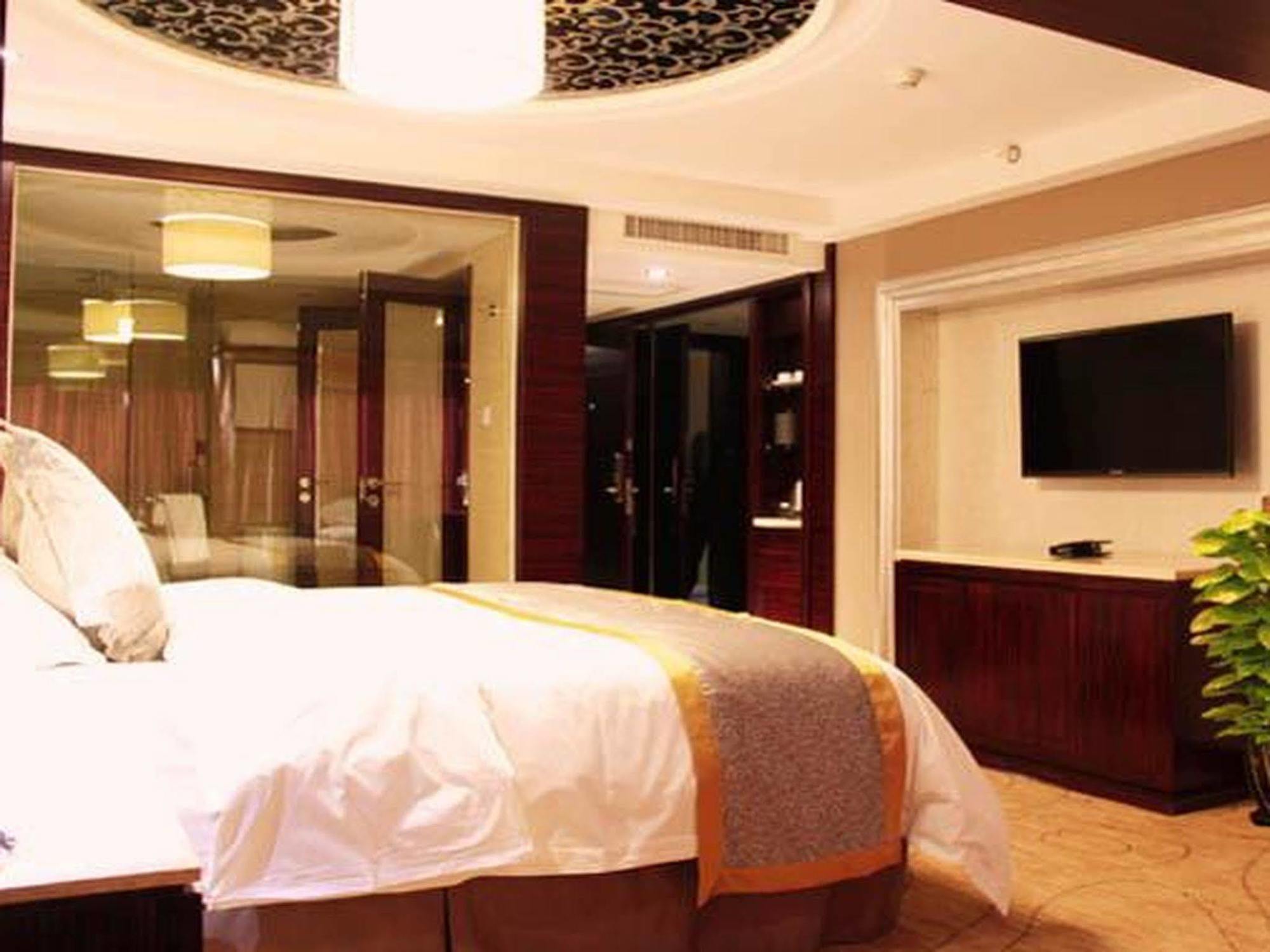Friend Hotel Шанхай Екстериор снимка