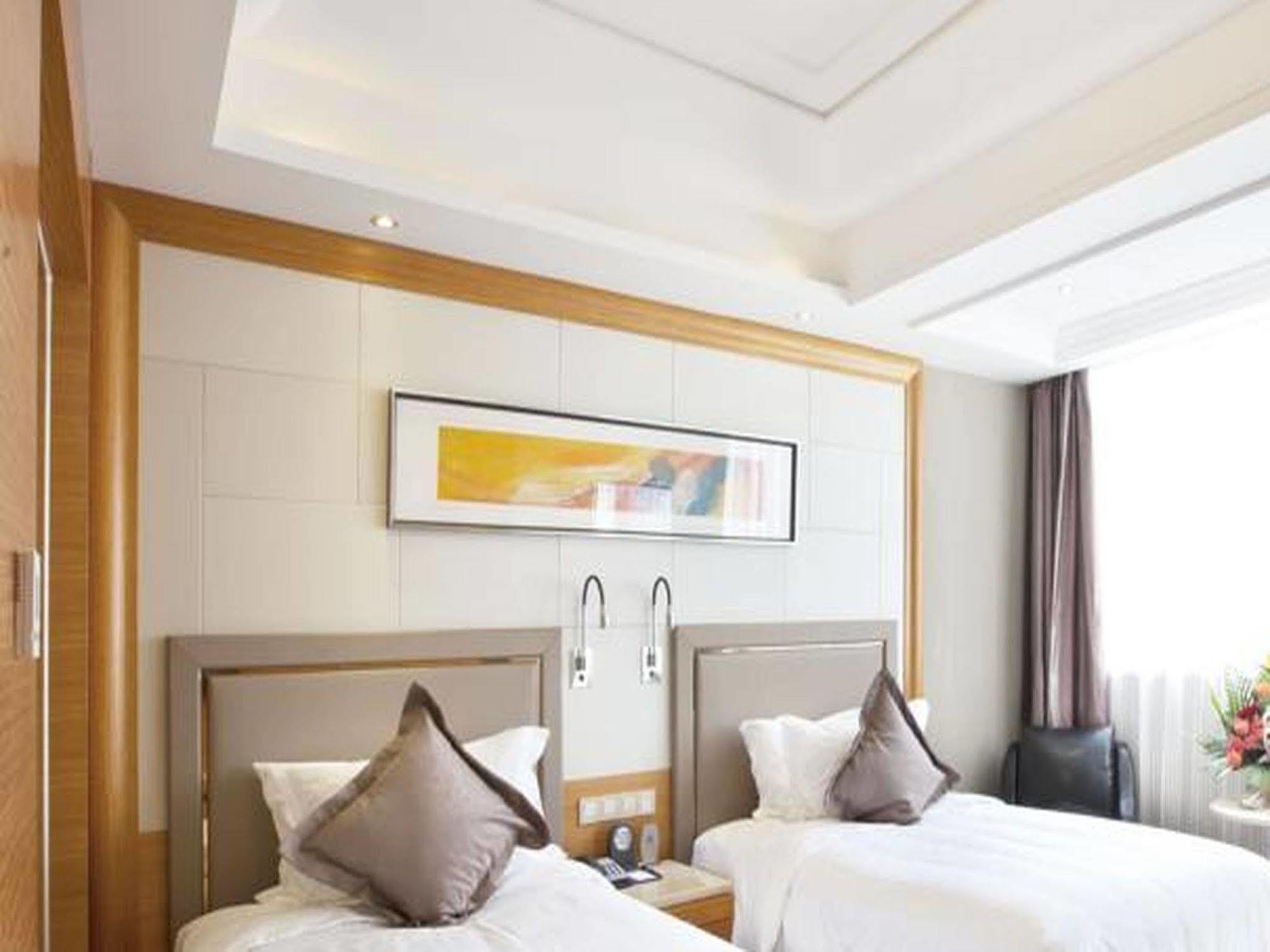 Friend Hotel Шанхай Екстериор снимка