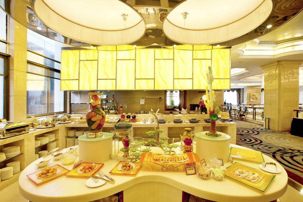 Friend Hotel Шанхай Екстериор снимка