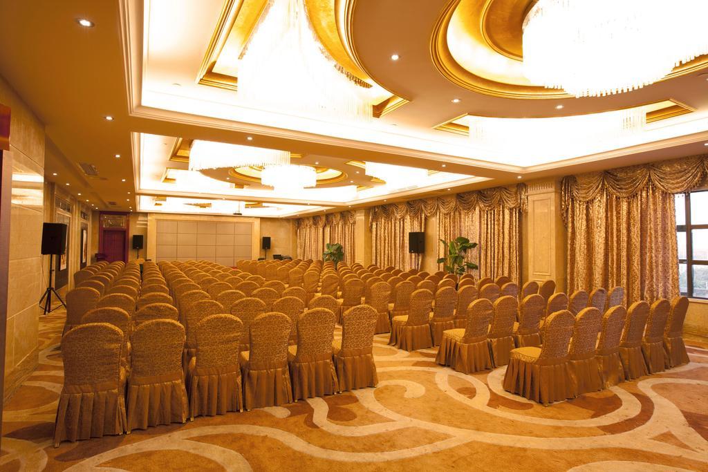 Friend Hotel Шанхай Екстериор снимка
