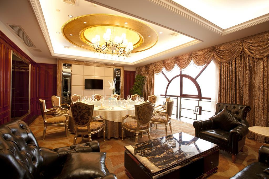 Friend Hotel Шанхай Екстериор снимка