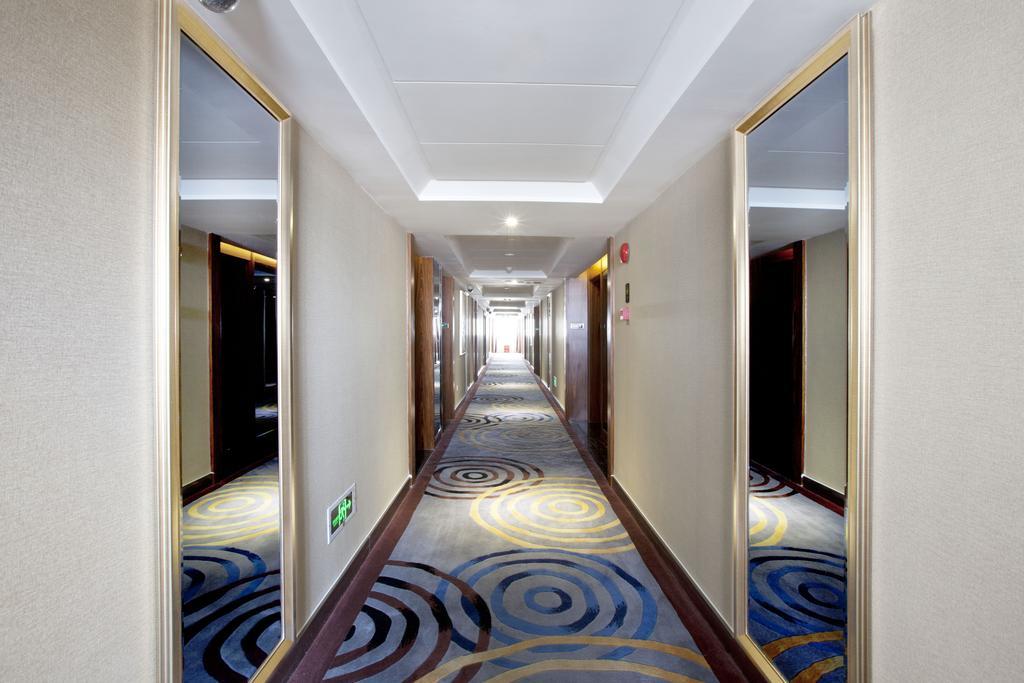 Friend Hotel Шанхай Екстериор снимка